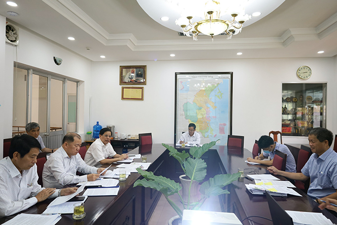 Ông Nguyễn Tấn Tuân chủ trì cuộc họp.