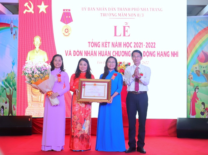Thừa ủy quyền của Chủ tịch Nước, ông Đinh Văn Thiệu trao Huân chương Lao động hạng Nhì cho Trường Mầm non 8-3. 