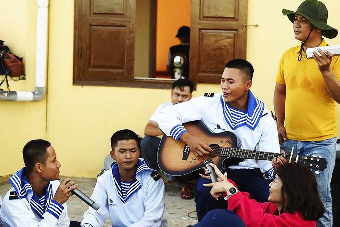 Các ca sĩ, nhạc sĩ hát cùng cán bộ, chiến sĩ trên đảo Cô Lin.