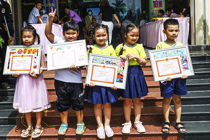 Các học sinh Trường Mầm non Sao Biển (TP. Nha Trang) có tác phẩm đạt giải. 