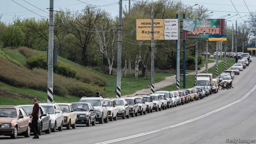 Hình ảnh đoàn xe xếp hàng dài chờ vào trạm đổ xăng ở Ukraine. Ảnh: Getty Images
