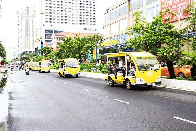 Xe điện 4 bánh chở khách lưu thông trên đường Trần Phú.