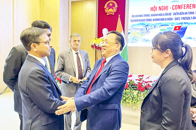 Đồng chí Lê Hữu Hoàng và Đại sứ Ấn Độ tại Việt Nam Pranay Verma gặp gỡ để kết nối du lịch 2 bên.
