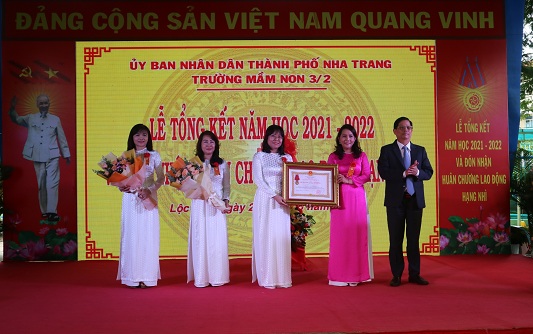 Thừa ủy quyền của Chủ tịch Nước, đồng chí Nguyễn Tấn Tuân trao Huân chương Lao động hạng Nhì cho Trường Mầm non 3-2.