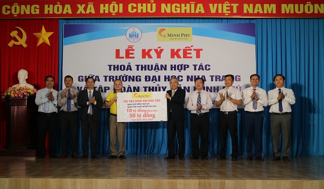 Đại diện Tập đoàn Thủy sản Minh Phú trao biểu trưng số tiền tài trợ cho Trường Đại học Nha Trang. 