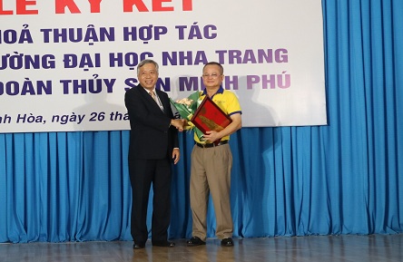 Hiệu trưởng Trường Đại học Nha Trang cảm ơn và tăng hoa cho đại diện Tập đoàn Thủy sản Minh Phú. 