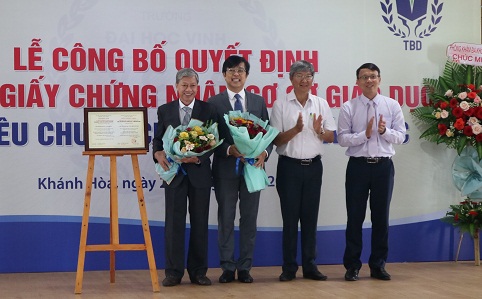 Lãnh đạo Sở Giáo dục và Đào tạo và Sở Văn hóa và Thể thao tặng hoa chúc mừng nhà trường. 