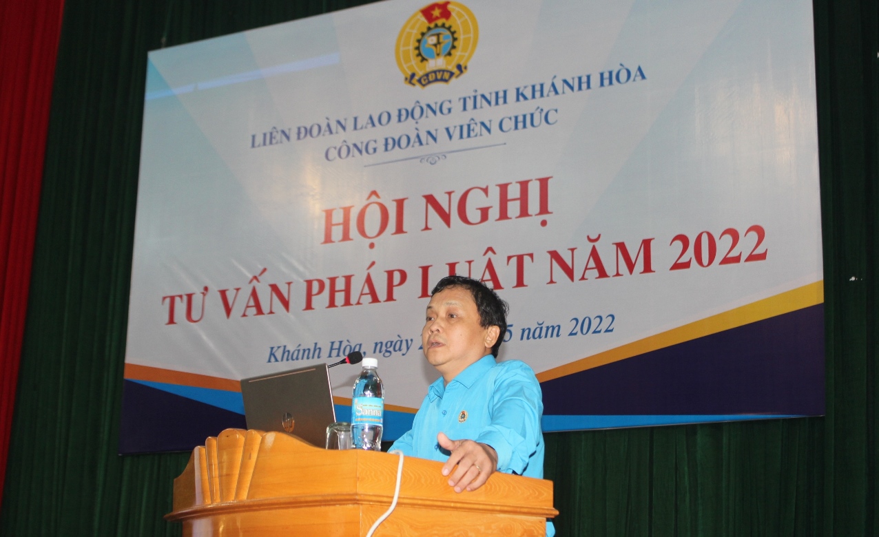 Ông Bùi Đăng Thành - Phó Chủ tịch Liên đoàn Lao động tỉnh phổ biến một số chính sách mới tại hội nghị.