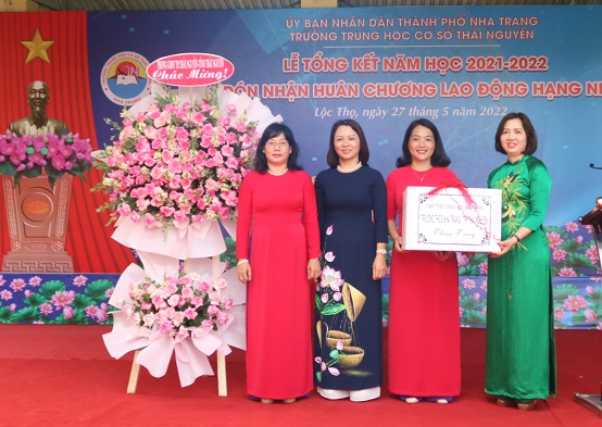 Lãnh đạo Phòng Giáo dục và Đào tạo TP. Thái Nguyên và Trường THCS Nha Trang (tỉnh Thái Nguyên) - đơn vị kết nghĩa với Trường THCS Thái Nguyên tặng hoa và quà lưu niệm cho nhà trường. 