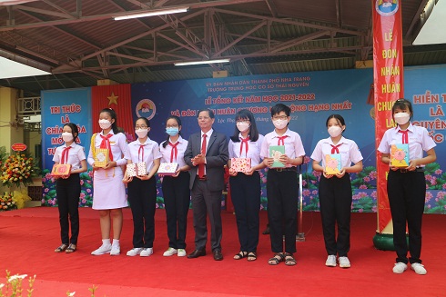 Ông Nguyễn Tấn Tuân trao thưởng cho các học sinh đạt thành tích. 