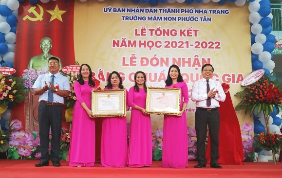 Lãnh đạo TP. Nha Trang và Sở Giáo dục và Đào tạo trao bằng công nhận đạt chuẩn quốc gia mức độ 2 và chứng nhận đạt chuẩn kiểm định chất lượng giáo dục cấp độ 3 cho nhà trường. 