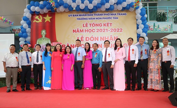 Các đại biểu dự lễ chụp ảnh lưu niệm với nhà trường. 