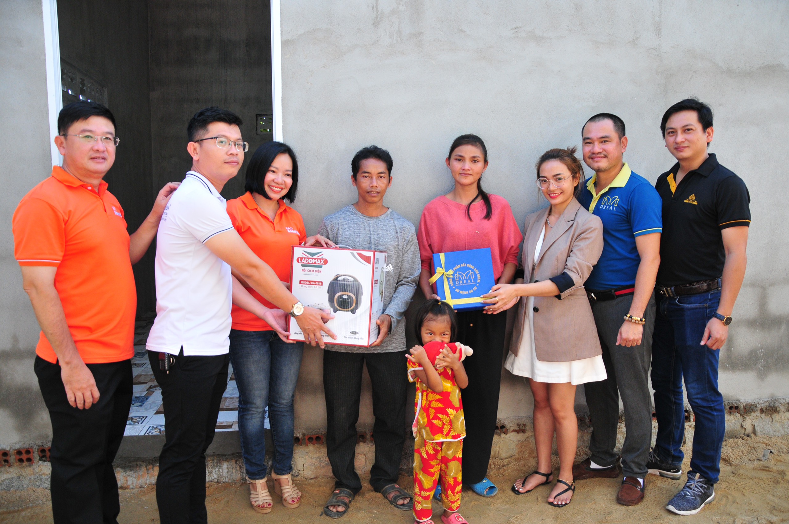 Đại diện Báo Khánh Hòa và các đơn vị tài trợ, bàn giao nhà tình nghĩa và tặng quà tại gia đình ông Moong Văn Nhuần.