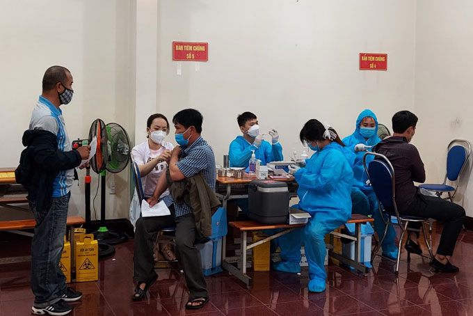 Tiêm vắc xin cho người dân ở Nha Trang
