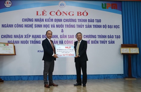 Đại diện Tập đoàn Đầu tư công nghệ Nam Long trao biểu trưng số tiền tài trợ cho Trường Đại học Nha Trang. 