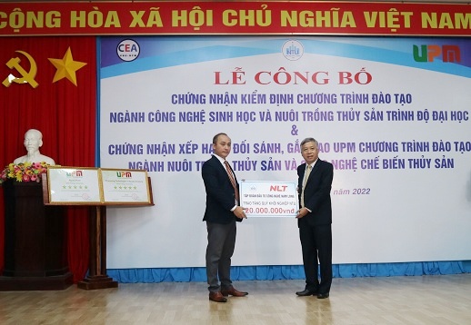 Tập đoàn Đầu tư công nghệ Nam Long tài trợ 20 triệu đồng cho quỹ khuyến học của trường. 