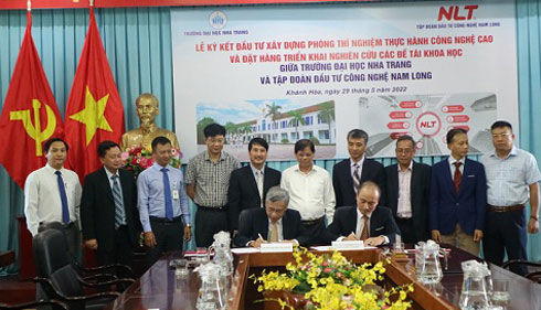 ại diện Trường Đại học Nha Trang và Tập đoàn Đầu tư công nghệ Nam Long ký kết hợp tác.