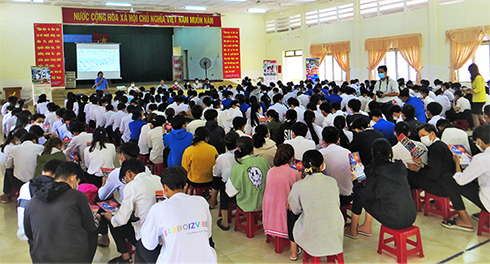 Tuyên truyền, tư vấn, định hướng về xuất khẩu lao động cho học sinh Trường Trung cấp Nghề Ninh Hòa.