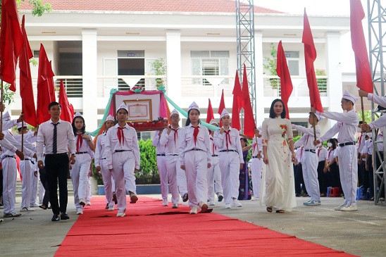 Đội nghi lễ tiến hành nghi thức rước bằng khen của Thủ tướng Chính phủ. 