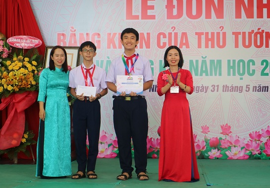 Lãnh đạo nhà trường trao giấy khen cho các học sinh đạt thành tích tại cuộc thi Toán quốc tế. 