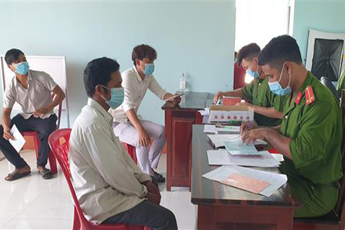 Công an xã Ia Dreh, huyện Krông Pa (Gia Lai) thường trực 24/24h tại địa điểm làm căn cước công dân để tiếp nhận hồ sơ của người dân. Ảnh: Hồng Điệp/TTXVN.