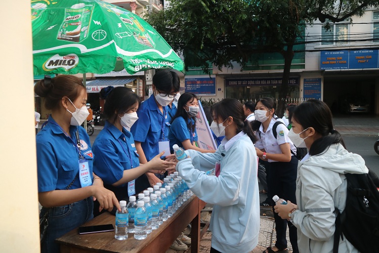 Lực lượng đoàn thanh viên phường Vạn Thắng tham gia tiếp sức mùa thi, phát nước uống và động viên thí sinh thi tốt. 