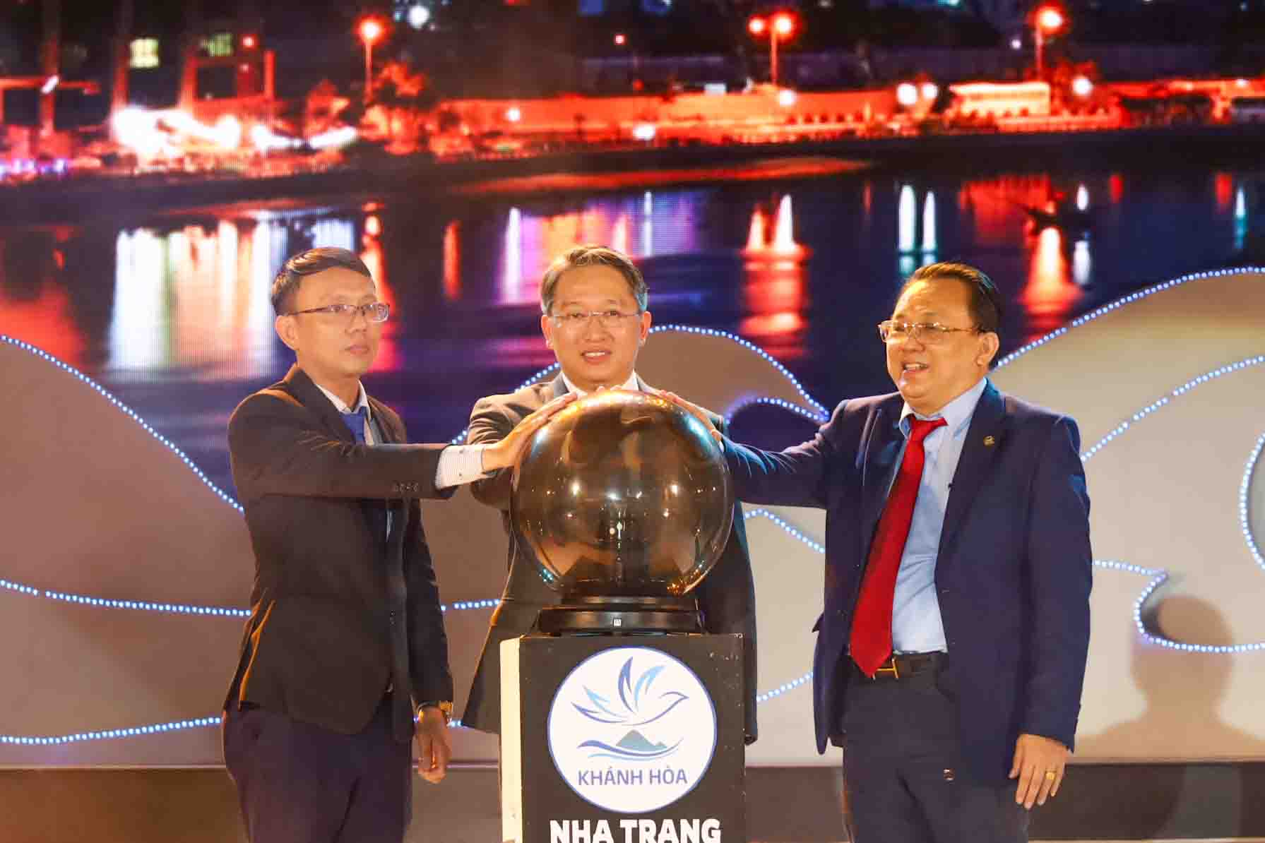 Lãnh đạo tỉnh Khánh Hòa thực hiện nghi thức kích hoạt quả cầu khai mạc chuỗi sự kiện Nha Trang - Chào hè 2022. 