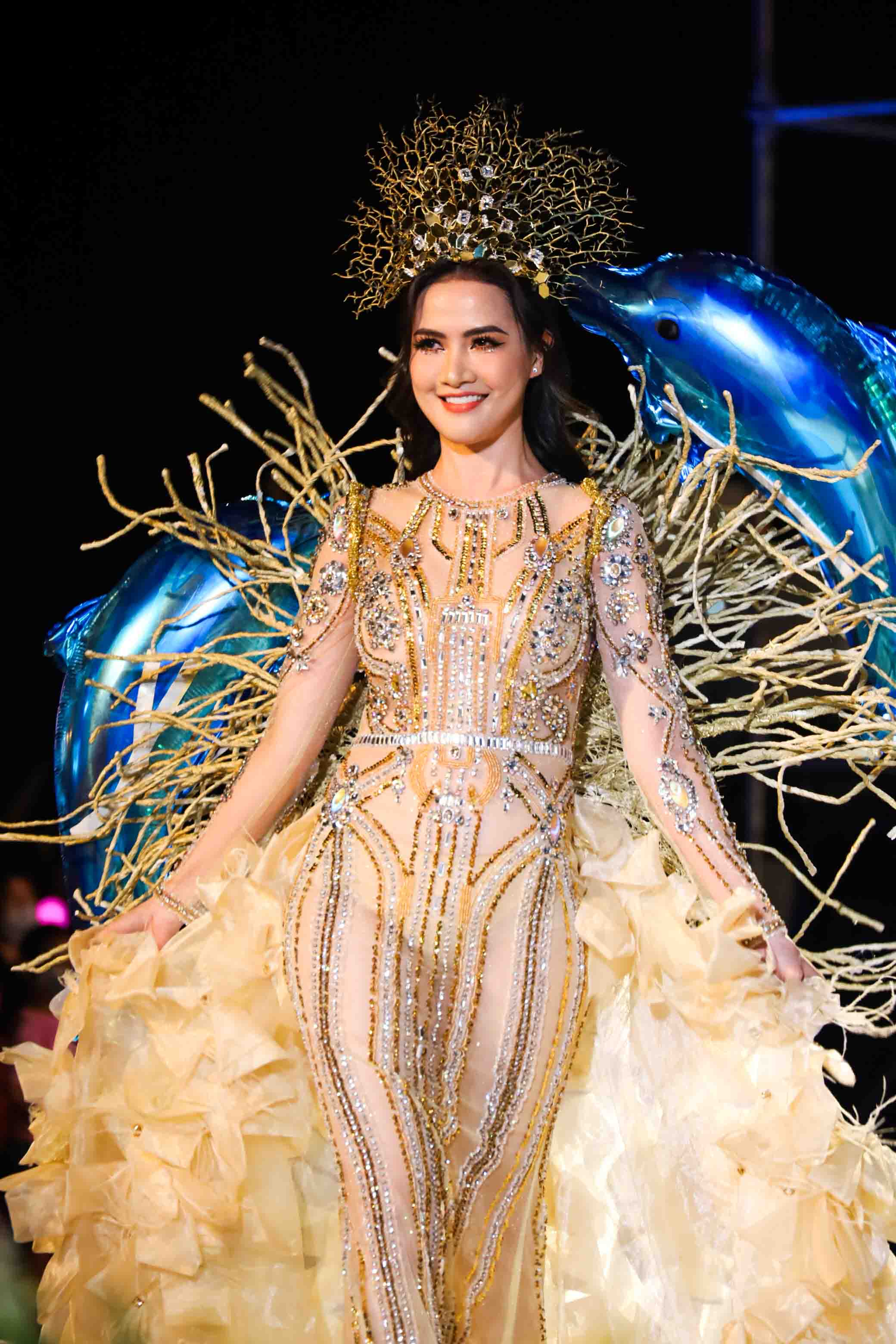 Người đẹp Phan Thị Mơ - Hoa hậu Du lịch Thế giới 2018 trình diễn trang phục của nhà thiết kế Ngô Nam Phong. 