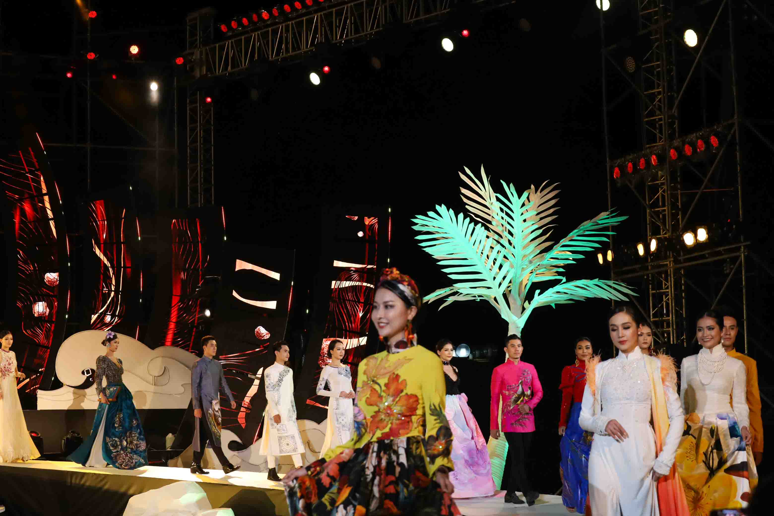 Trình diễn bộ sưu tập thời trang áo dài Khởi sắc của nhà thiết kế Đinh Văn Thơ. 
