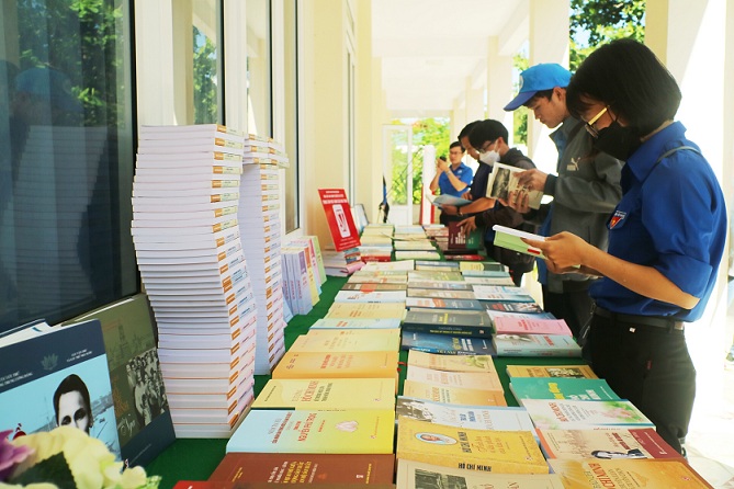 Sinh viên Trường Đại học Nha Trang tham quan và tìm hiểu tại khu triển lãm sách về biển và hải đảo. 
