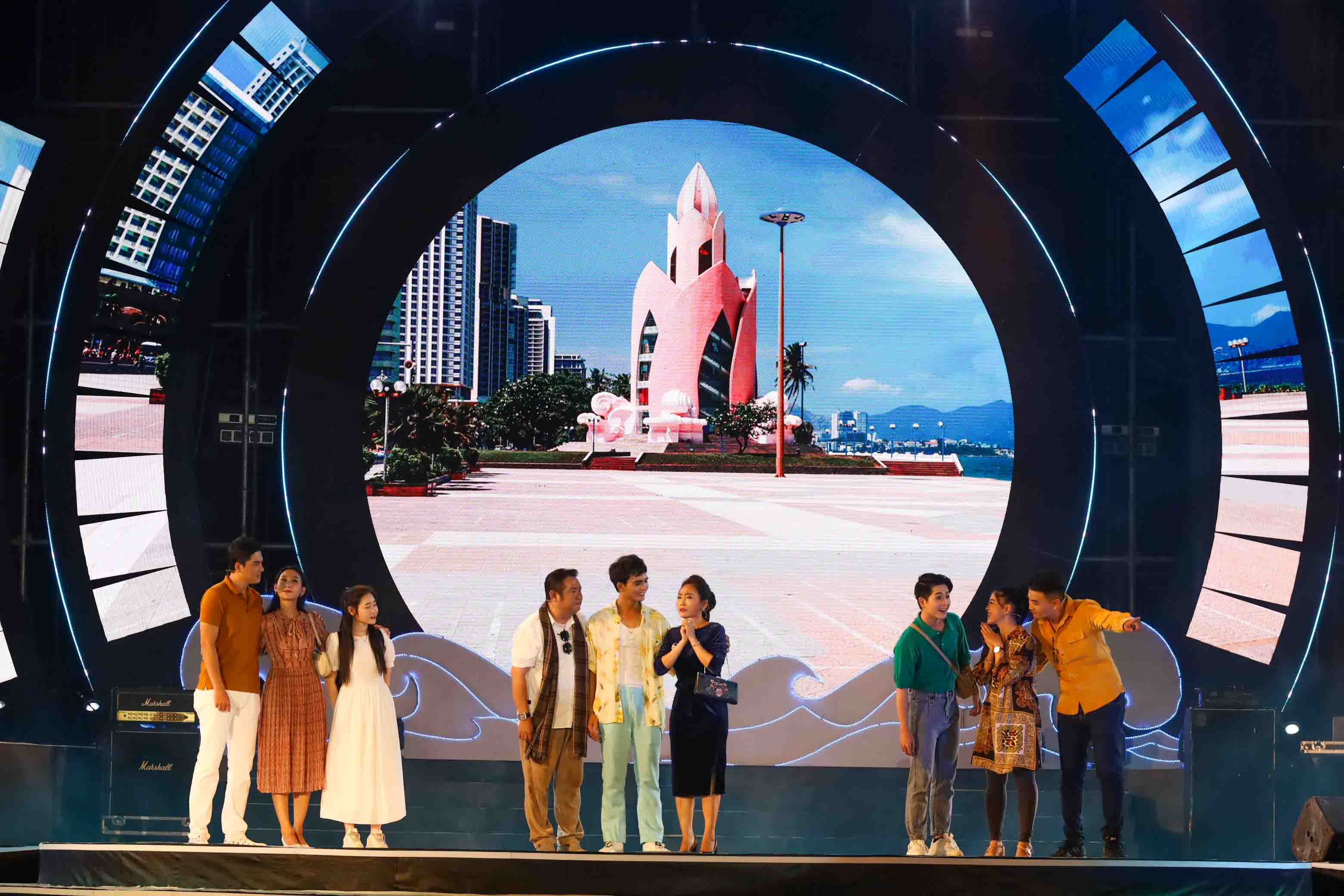 Các nghệ sĩ của nhóm kịch Idecaf đem đến cho khán giả câu chuyện hóm hỉnh và tình cảm về phố biển Nha Trang.