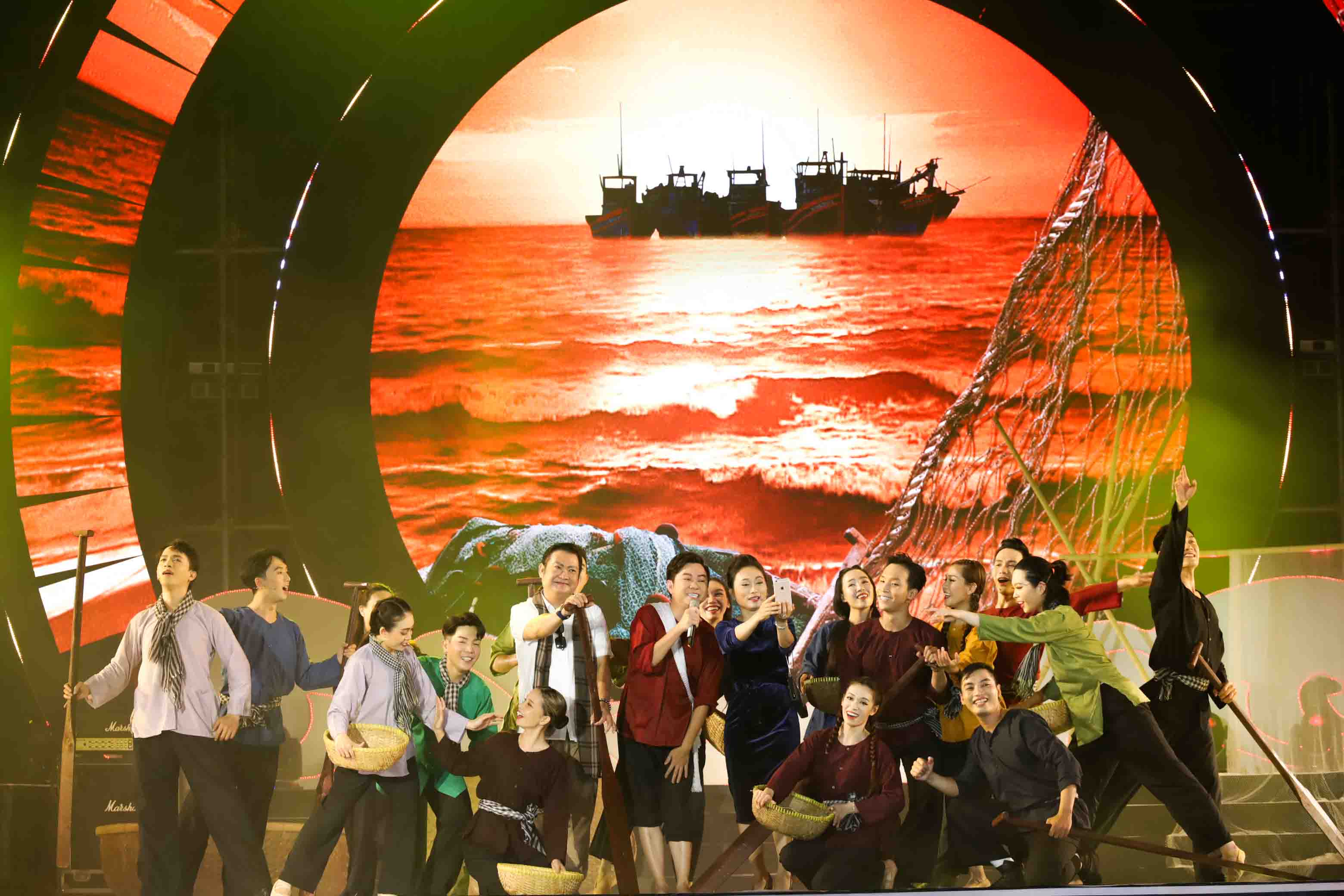 Ca sĩ Quốc Đại trong phần thể hiện ca khúc Tiếng hò ngư dân, được dàn dựng mang sắc màu dân dã, phóng khoáng của những ngư dân miền biển.