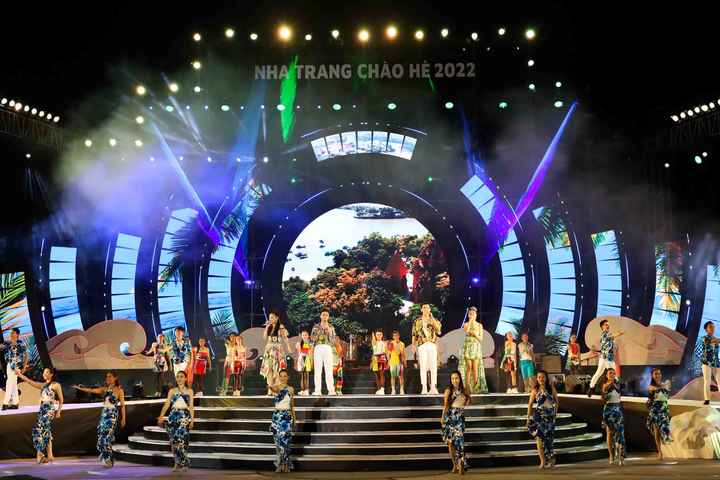 Chương trình biểu diễn nghệ thuật Nha Trang rực rỡ những sắc màu, đem đến cho đông đảo khán giả những giờ phút thưởng thức âm nhạc ấn tượng và sôi động. 