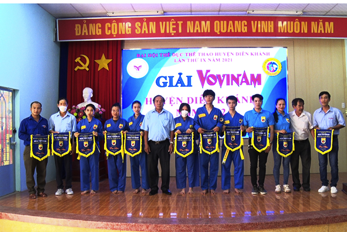 Ban tổ chức trao kỷ niệm chương cho đại diện các câu lạc bộ,  lớp dạy Vovinam có vận động viên tham gia giải.