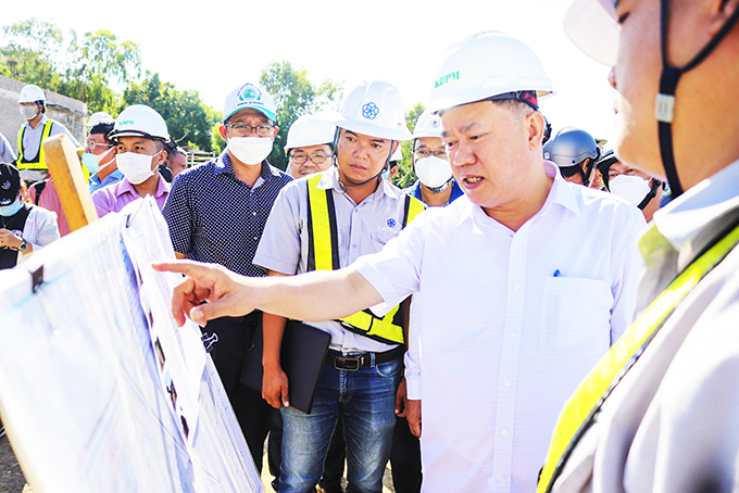 Ông Nguyễn Anh Tuấn kiểm tra các gói thầu thuộc Dự án CCSEP Nha Trang.