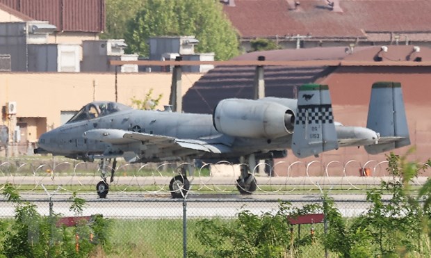 Máy bay chiến đấu A-10 của Không quân Mỹ cất cánh từ căn cứ không quân Osan ở Pyeongtaek, cách Seoul 70km về phía nam, tham gia cuộc tập trận không quân thường niên Hàn-Mỹ, ngày 9/5/2022. (Ảnh: YONHAP/TTXVN)