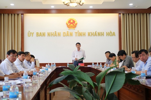 Ông Đinh Văn Thiệu báo cáo về công tác tổ chức thi tốt nghiệp THPT trên địa bàn tỉnh. 