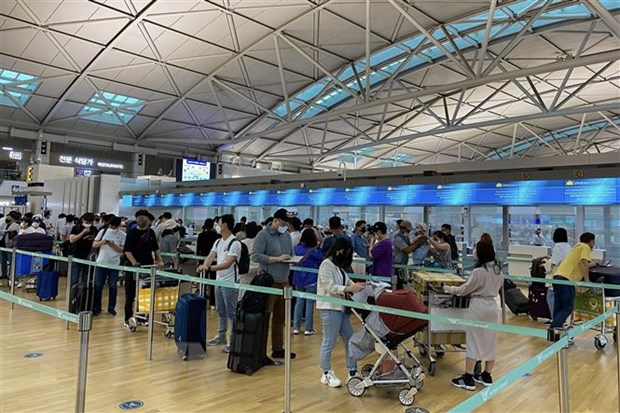 Hành khách xếp hàng chờ ở sân bay Incheon. (Ảnh: Anh Nguyên/TTXVN/