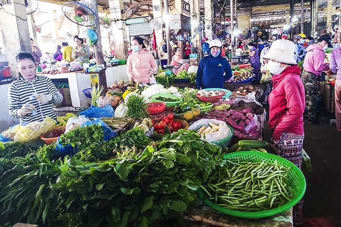 Người dân mua rau tại chợ Vĩnh Ngọc.