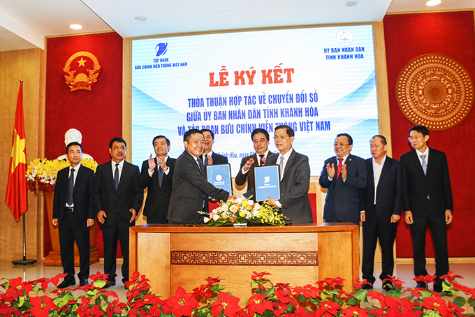 Đồng chí  Nguyễn Tấn Tuân và ông  Huỳnh Quang Liêm  ký kết thỏa thuận  hợp tác  chuyển đổi số.