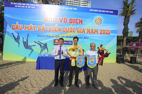 Ông Nguyễn Thanh Hà, Giám đốc Sở Văn hóa và Thể thao tỉnh tặng cờ lưu niệm cho các đơn vị tài trợ giải.