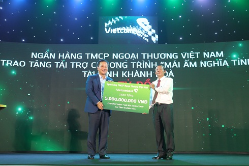 Đại diện Vietcombank Việt Nam tặng bảng tượng trưng kinh phí 5 tỷ đồng hỗ trợ cho chương trình “Mái ấm nghĩa tỉnh” của tỉnh Khánh Hoà.