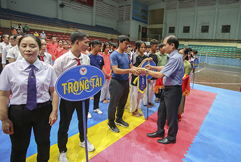 Ông Nguyễn Tuấn Thanh, Trưởng Ban tổ chức giải trao cờ lưu niệm cho các đơn vị về tham dự.