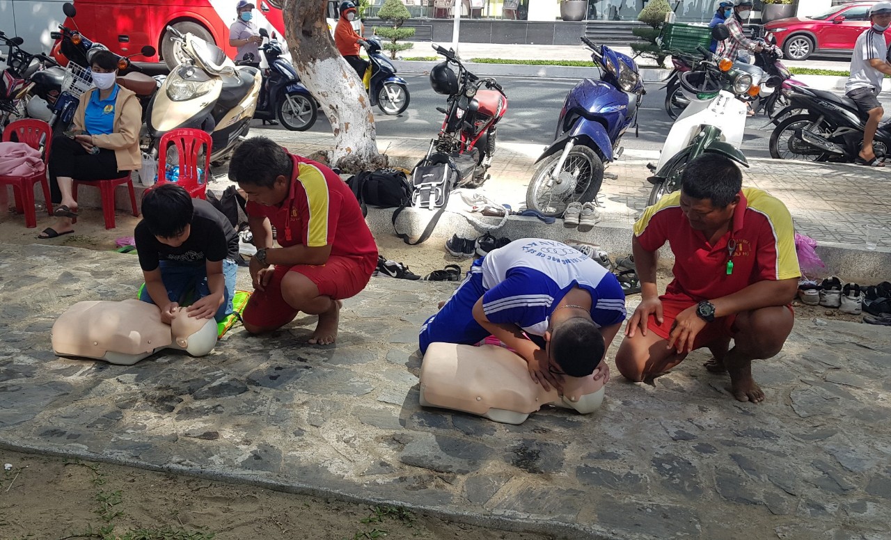 Các em tham gia tập huấn kỹ năng sơ cứu nạn nhân bị đuối nước 