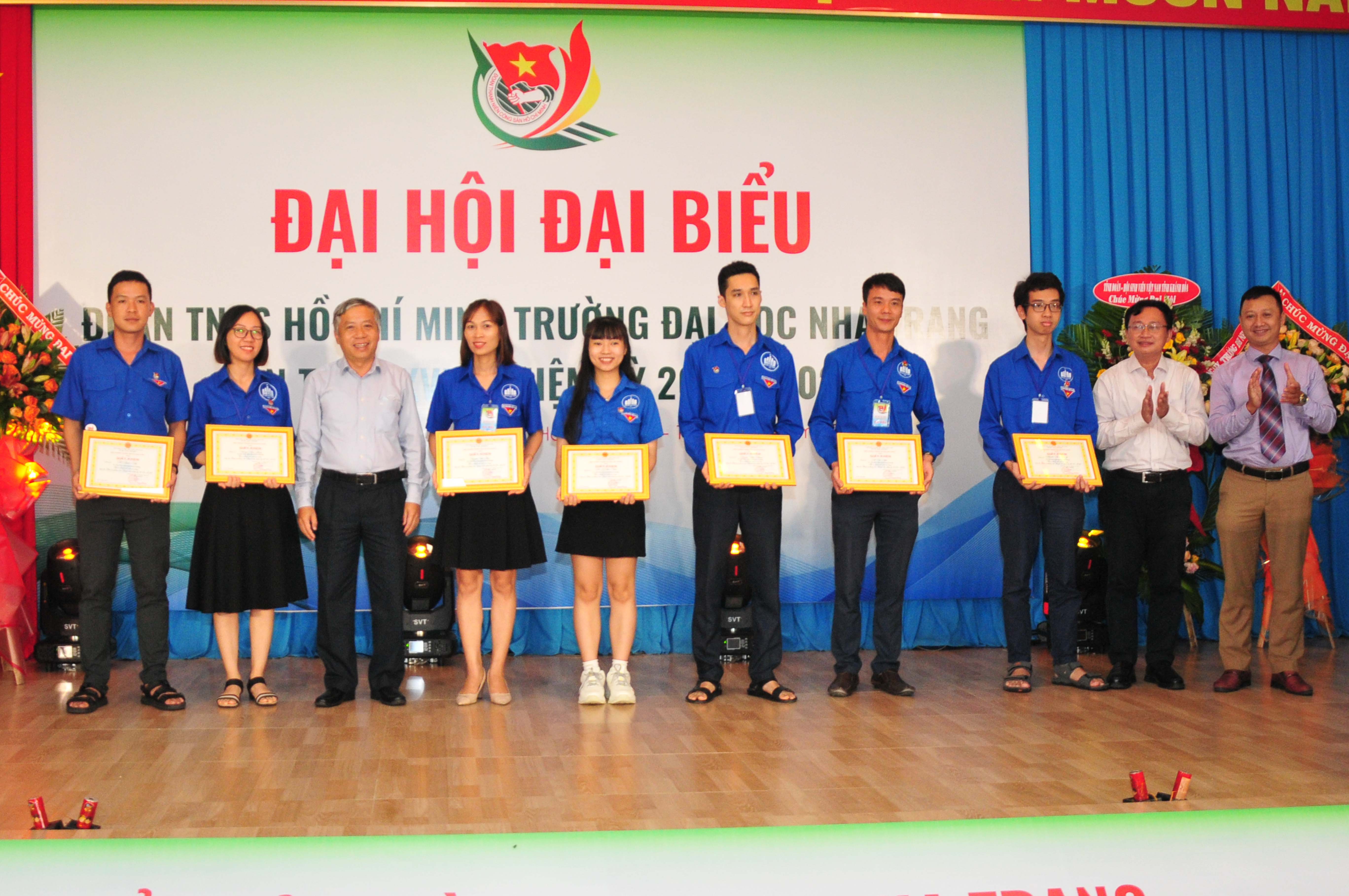 Lãnh đạo Trường Đại học Nha Trang khen thưởng các cá nhân có thành tích trong công tác Đoàn và phong trào thanh thiếu niên nhiệm kỳ 2019 - 2022