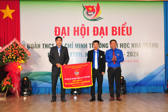 Tỉnh đoàn trao cờ thi đua xuất sắc nhiệm kỳ 2019 - 2022 cho Đoàn trường Đại học Nha Trang.