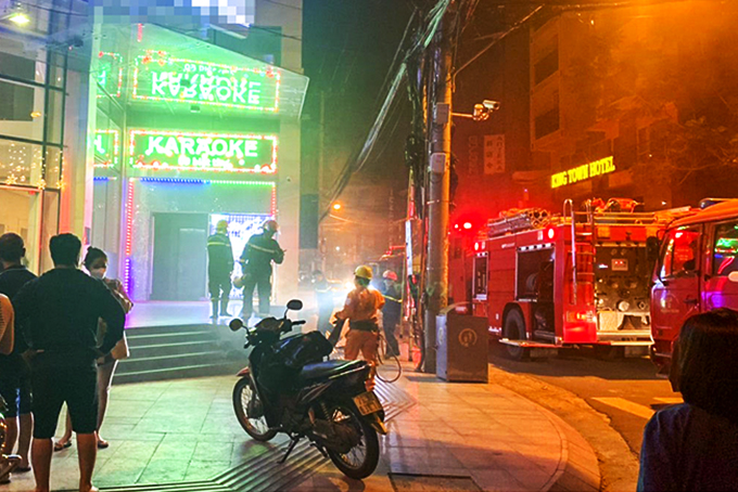Lực lượng chữa cháy chuyên nghiệp tiếp cận hiện trường đám cháy  tại một khách sạn trên đường Biệt Thự tối 23-5. 