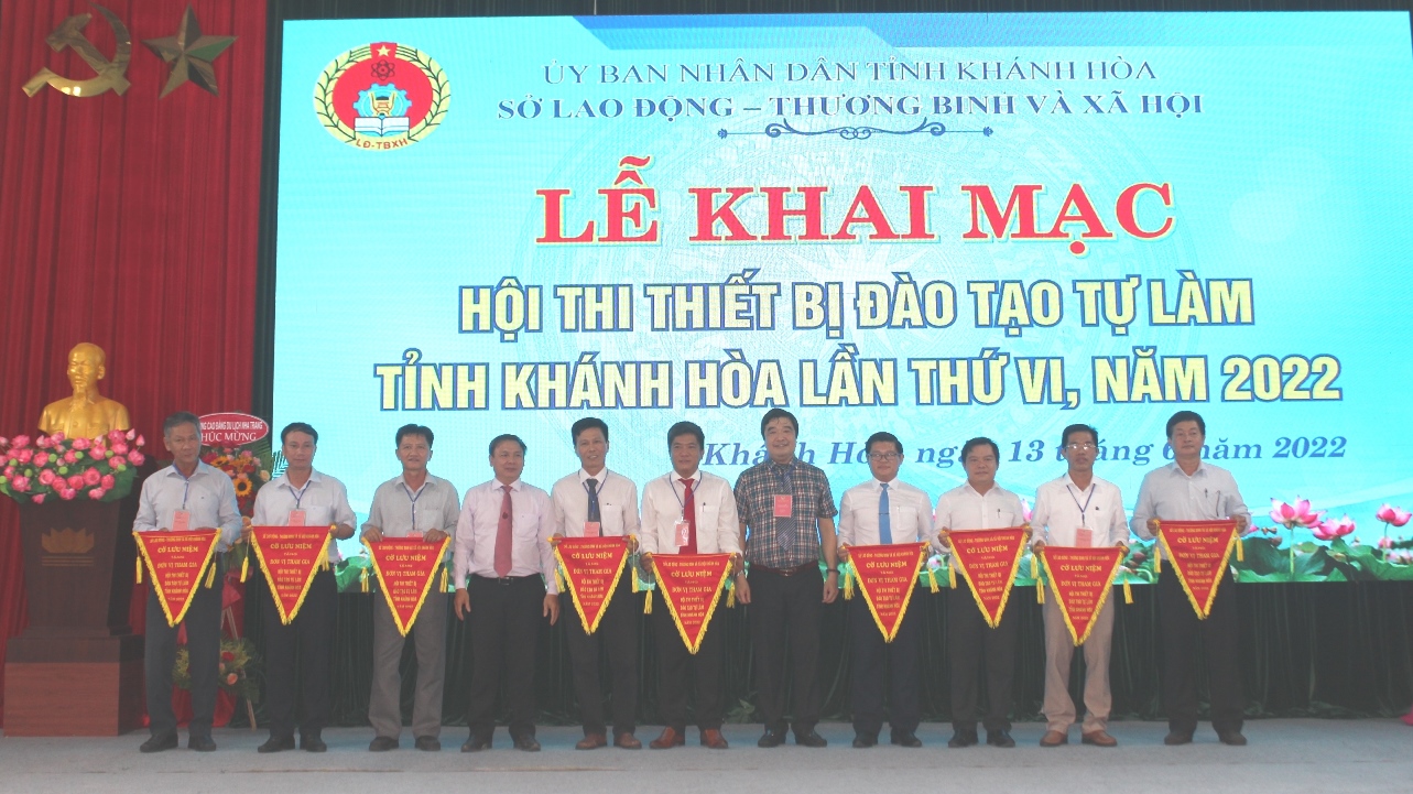 Lãnh đạo Sở Lao động - Thương binh và Xã hội trao cờ lưu niệm cho các đơn vị tham gia hội thi.