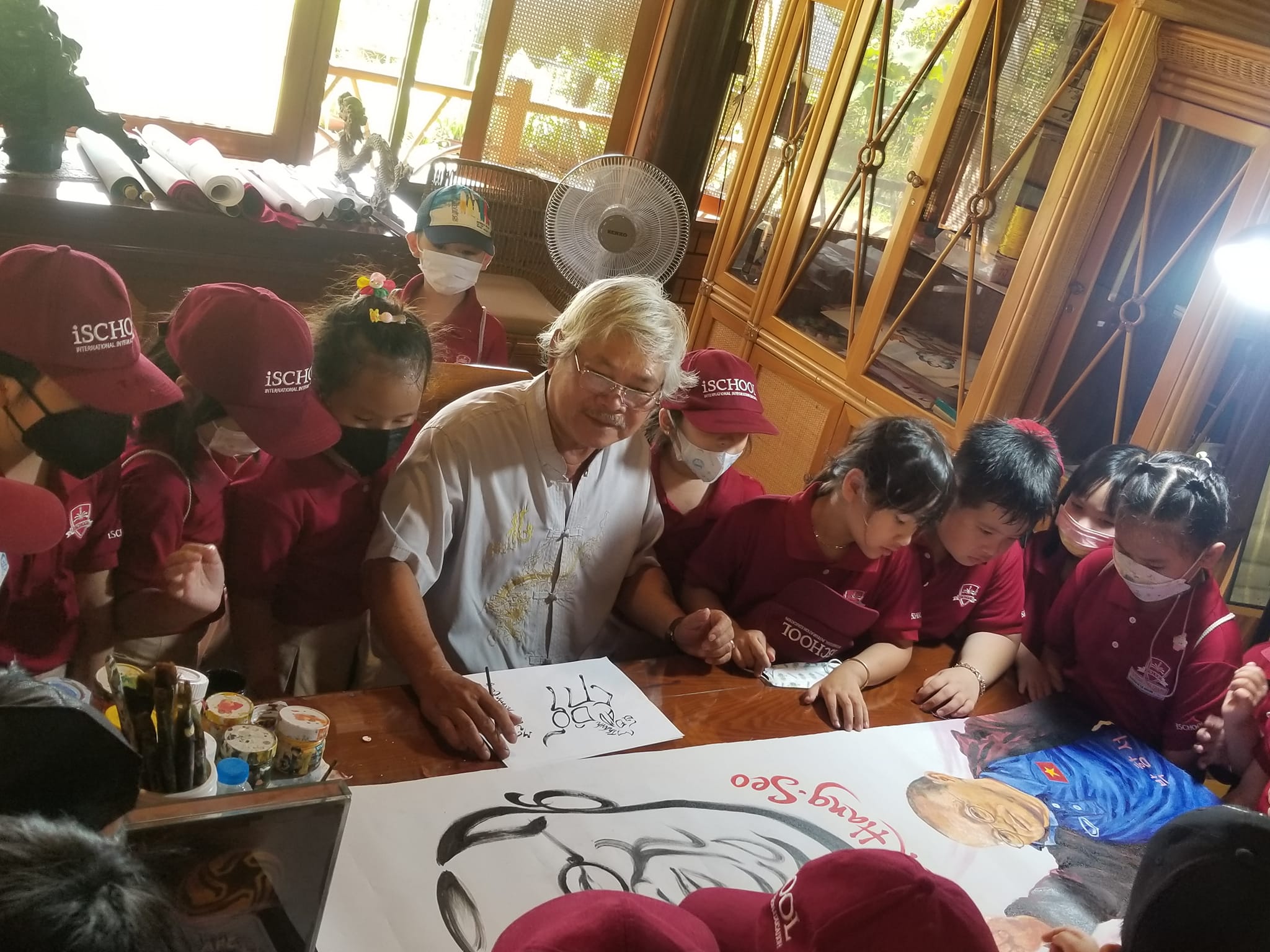 Các em học sinh trường iSchool Nha Trang đang xem Thư họa và Chân dung HLV Park Hang - Seo tại Làng nghề Trường Sơn