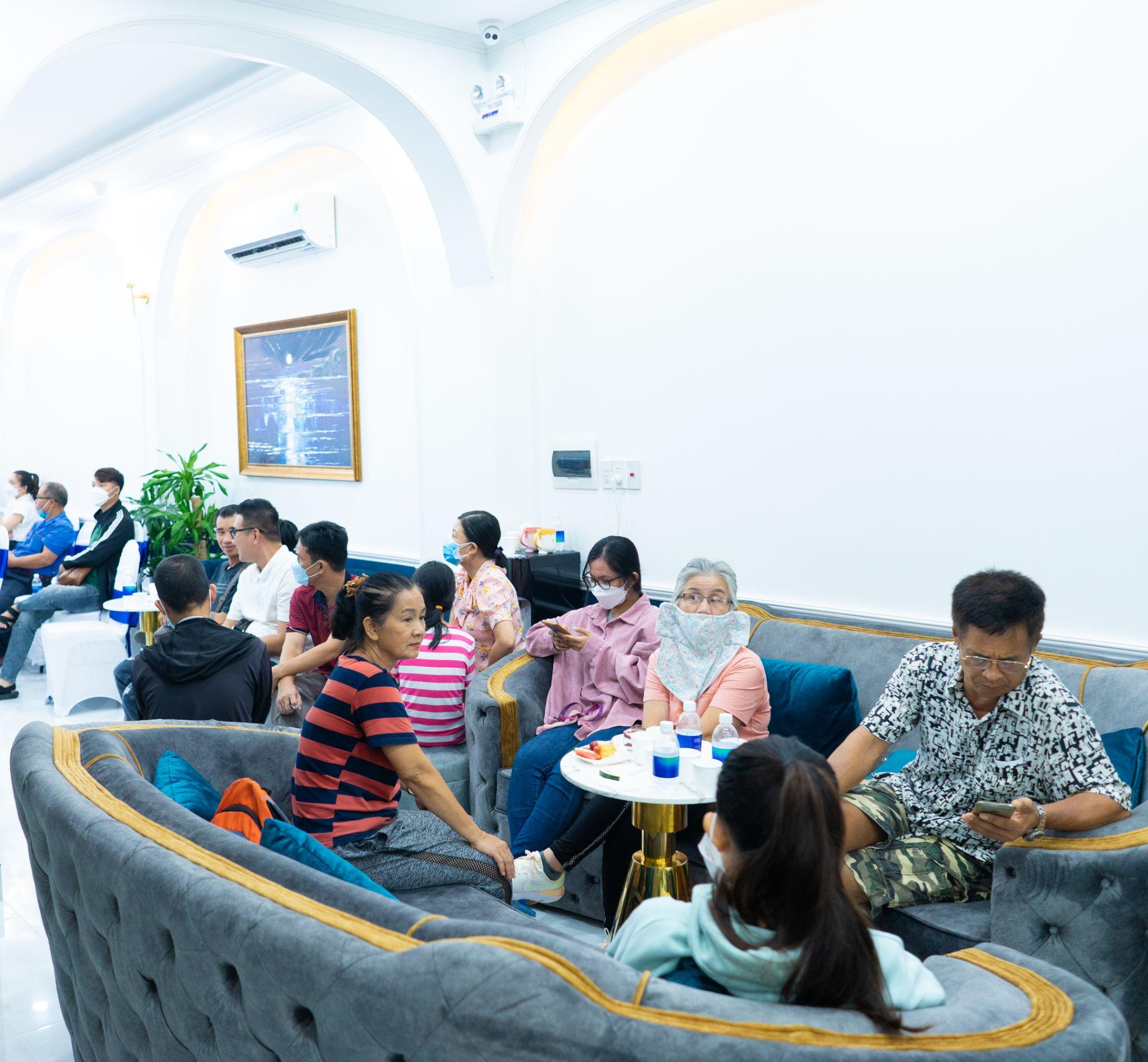 Hàng trăm khách hàng đã đến từ sớm để tham dự khai trương cũng như trải nghiệm dịch vụ cao cấp tại Nha khoa Quốc tế DAISY Nha Trang